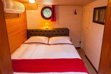 Péniche pour 2 personnes, avec terrasse et jacuzzi dans l' Aude