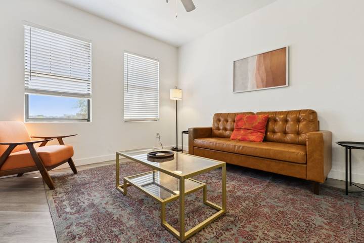 Vacation rental for 4 people, with balcony and yard, kid friendly in Glendale