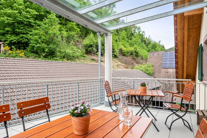 Appartement entier, Rauferhof dans l’Attental – Appartement Schwalbeneschd avec balcon et Wi-Fi in Wittental, Stegen