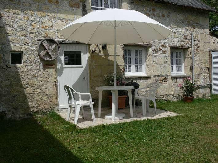 Holiday Home 'Le Ecurie' with Shared Pool, Private Terrace and Wi-Fi in Allonnes, Loire Valley