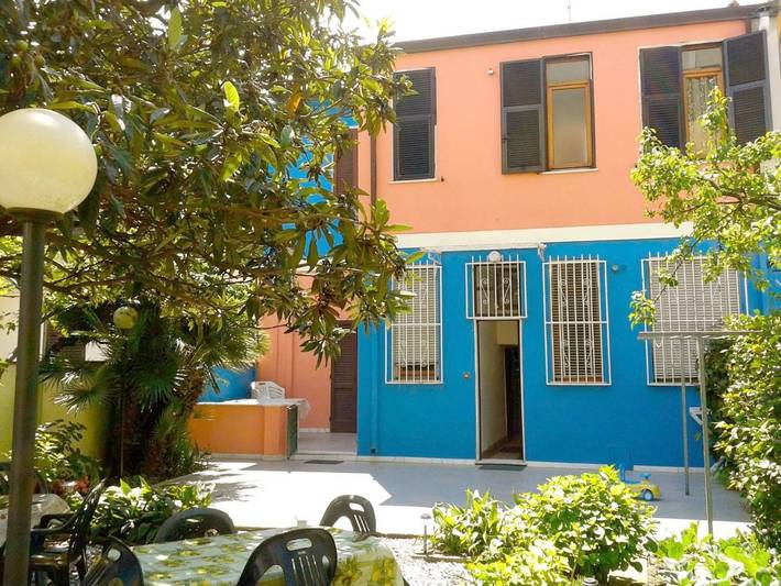 Chambre d’hôte pour 2 personnes, avec Balcon et Terrasse ainsi que Jardin et Vue à Carrare