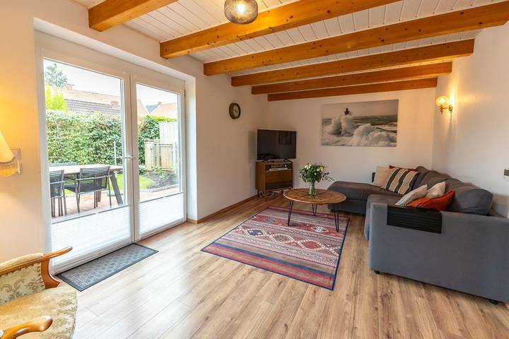Ferienhaus für 4 Personen, mit Terrasse und Garten in Rysum