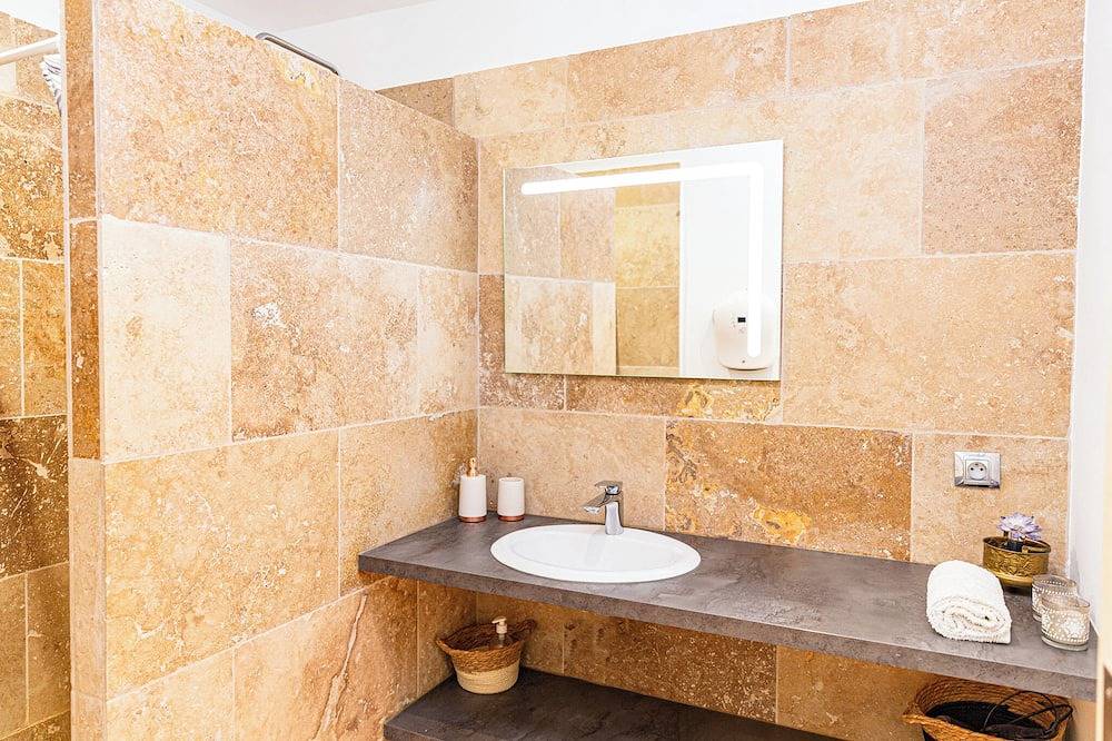 Charming house in the heart of the village Les Tournesols in Saint-Martin-de-Crau, Arles region