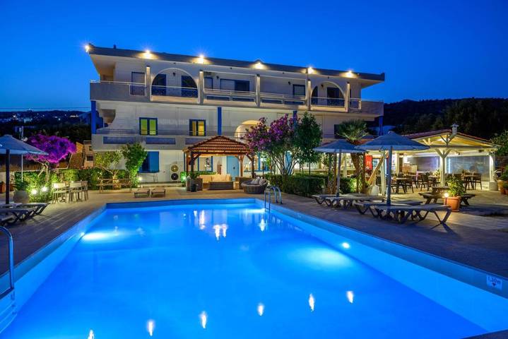 Apartahotel para 4 personas, con piscina además de jardín y jacuzzi en Creta