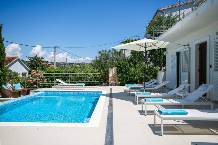 Villa pour 9 personnes, avec jardin, animaux acceptés à Okrug Gornji - 2