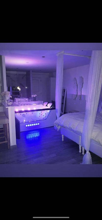 Gîte pour 2 personnes, avec sauna ainsi que jacuzzi et terrasse dans Lac Kir