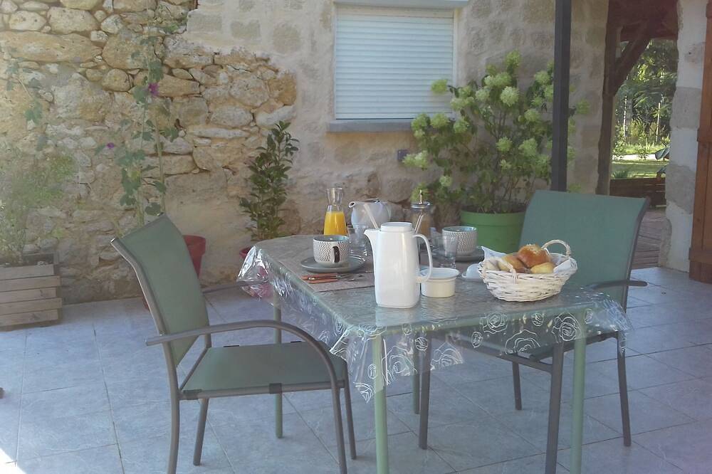 Poolside B&B in a renovated farmhouse in the heart of the Gers countryside in Cézan, Gers