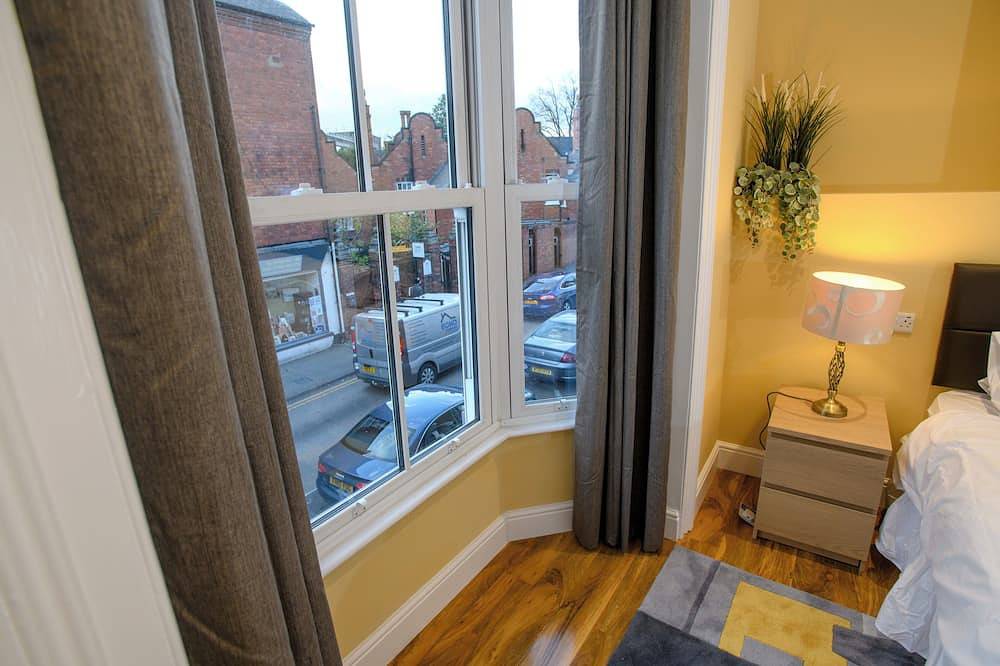 Bright spacious sunny en-suite  room, free Wifi , Tv,  and Toiletries in Lincoln, Lincolnshire
