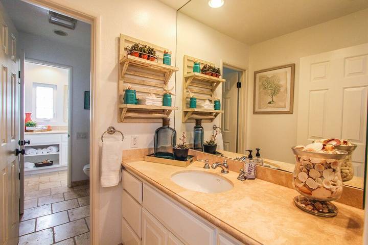 Vacation rental for 8 people, with yard and hot tub, with pets in Balboa Peninsula