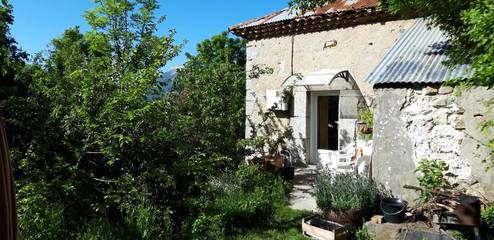 Gîte pour 3 personnes, avec jardin et vue à La Roche-des-Arnauds