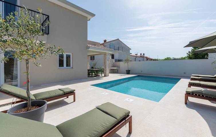 Ferienhaus für 10 Personen, mit Balkon/Terrasse und Garten sowie Pool in Umag - 3