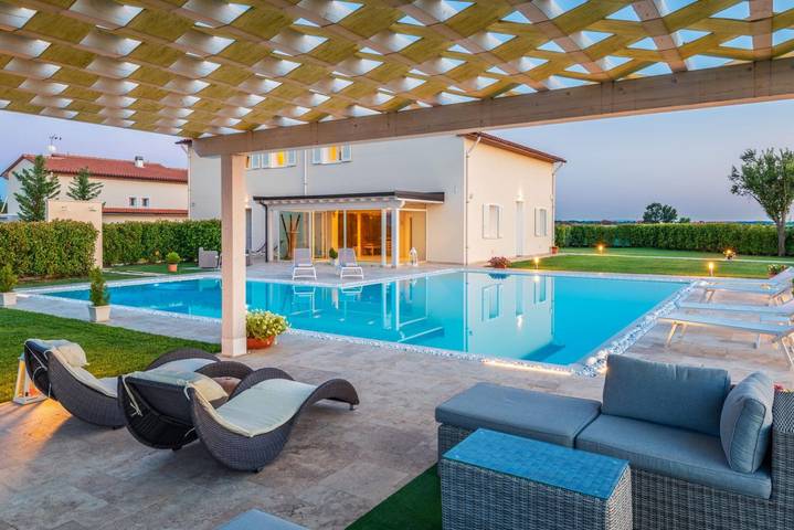 Elegant villa furnished in a modern style with spacious garden, swimming pool, indoor heated jucuzzi-Villa Le Terme in Monsummano Terme, Provincia di Pistoia