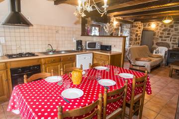 Gîte pour 8 Personnes dans Pied-de-Borne, Région de Mende, Photo 3