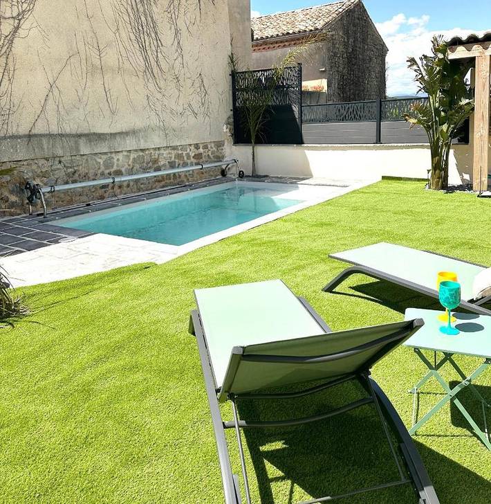 Location de vacances pour 8 personnes, avec bassin pour enfant ainsi que jardin et piscine, adapté aux familles à Courry