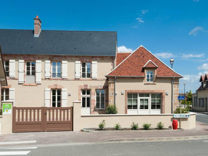 Gîte pour 15 personnes, avec terrasse dans Saint-Amand-Montrond - 2