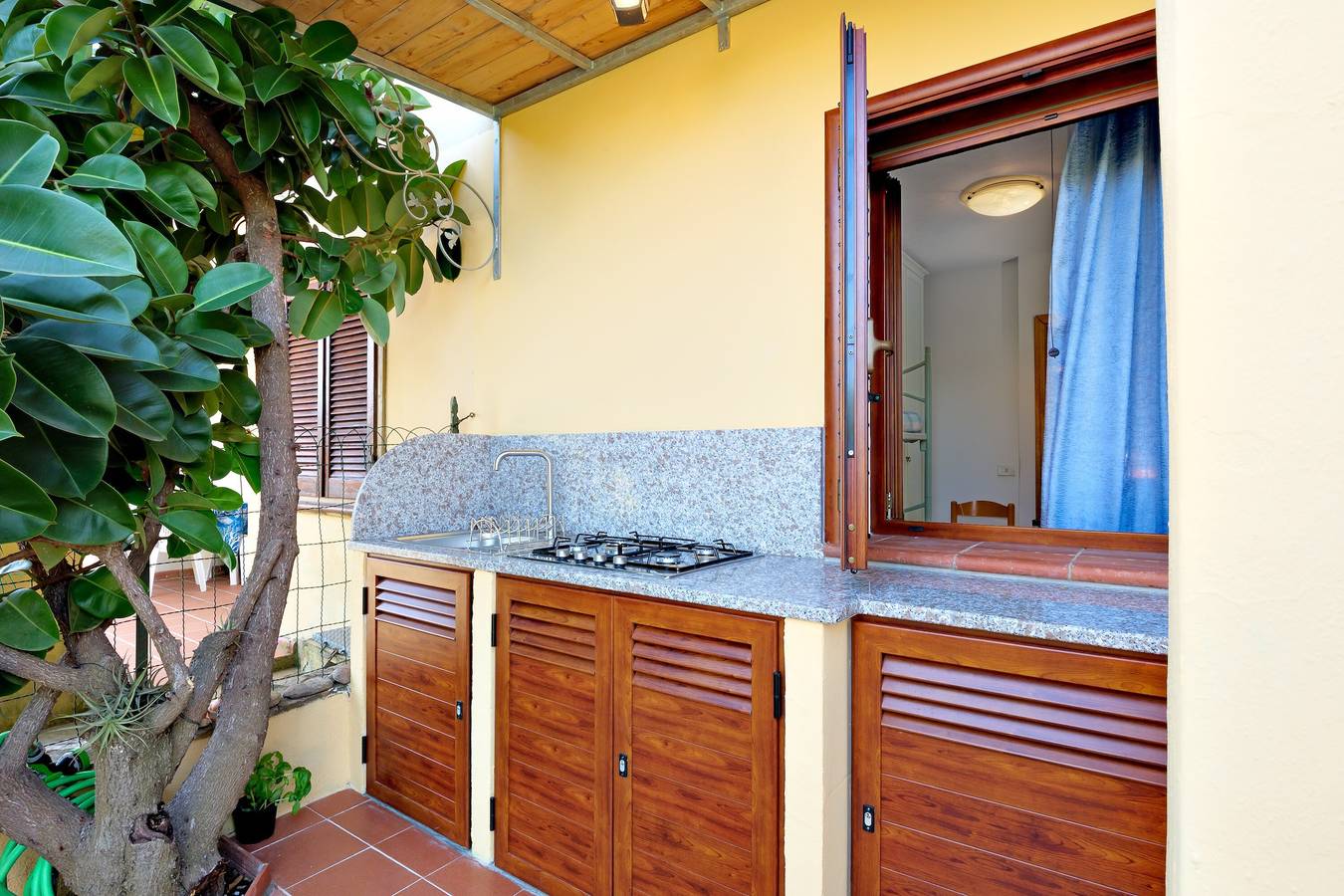 Appartamento intero, Villetta Bougainvillea a 300 m dal mare, con giardino, Wi-Fi e aria condizionata in San Teodoro, Olbia-Tempio