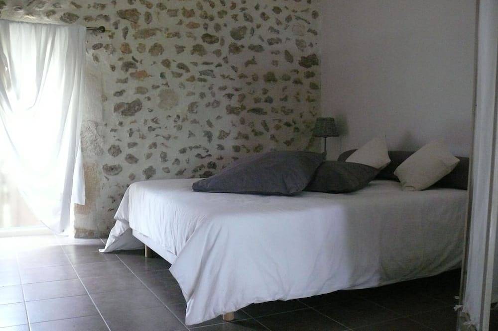 Maison indépendante avec terrasse ombragée, gd terrain, au calme. in La Douze, Périgord Blanc