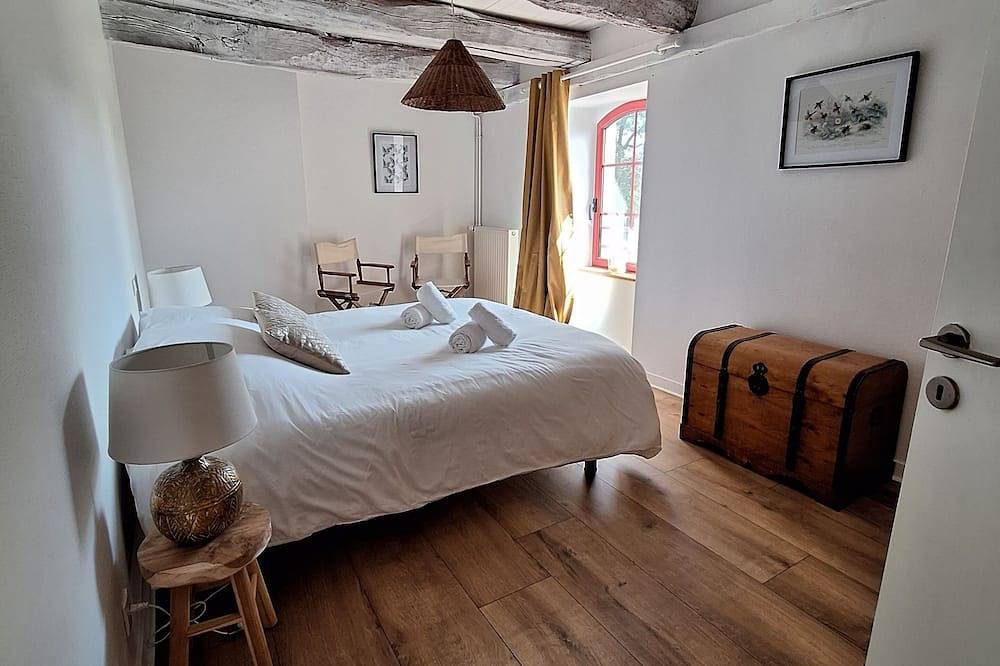 Large gîte 15 pers. with private pond, nature & quiet 20 min from Morbihan beaches in La Vraie-Croix, Región de Vannes