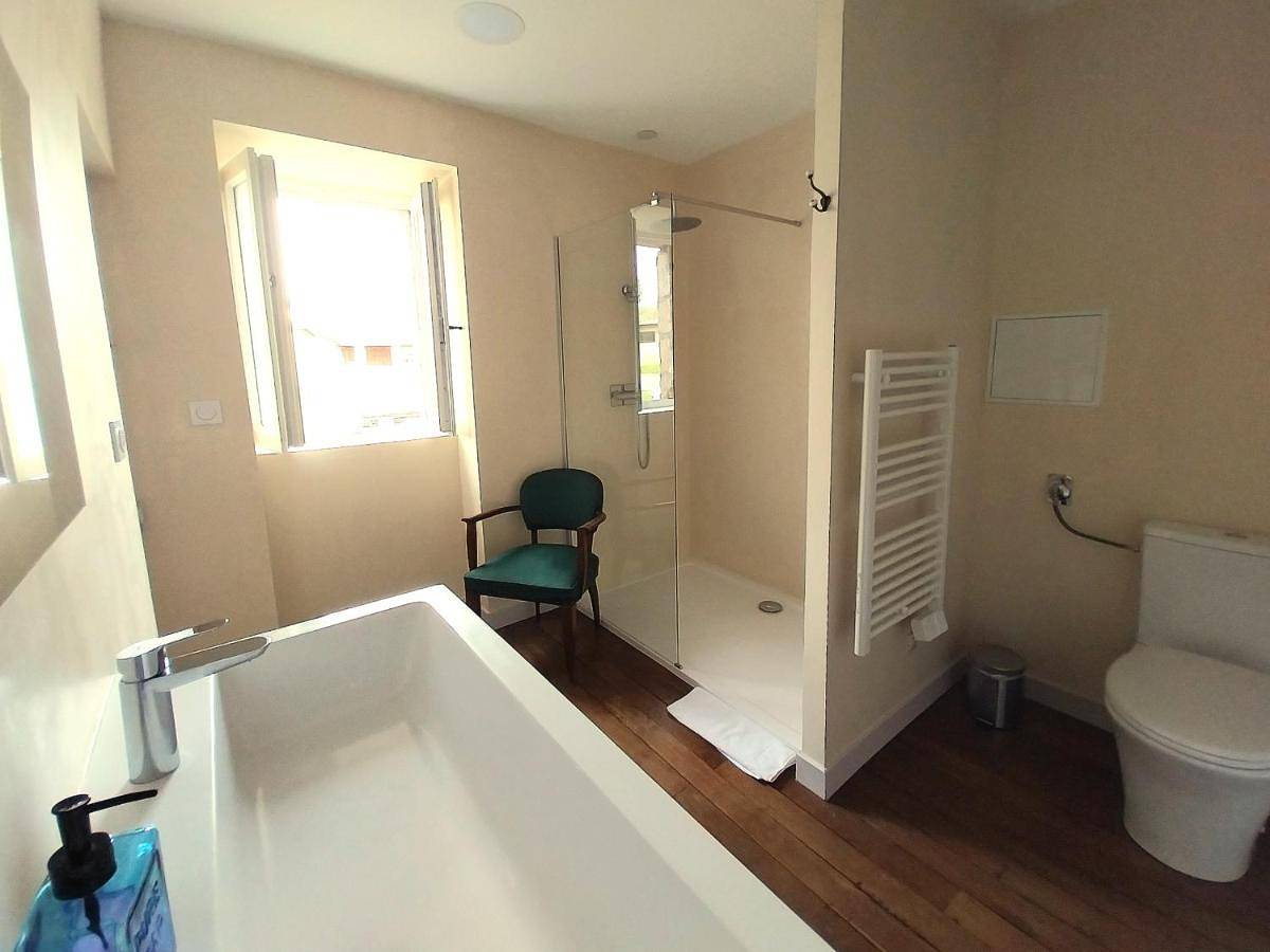 Double Room with Private Bathroom in Saint-Victurnien, Parc naturel régional Périgord-Limousin