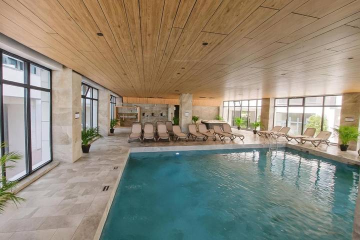 Appart’hôtel pour 4 personnes, avec balcon et jacuzzi ainsi que sauna et piscine