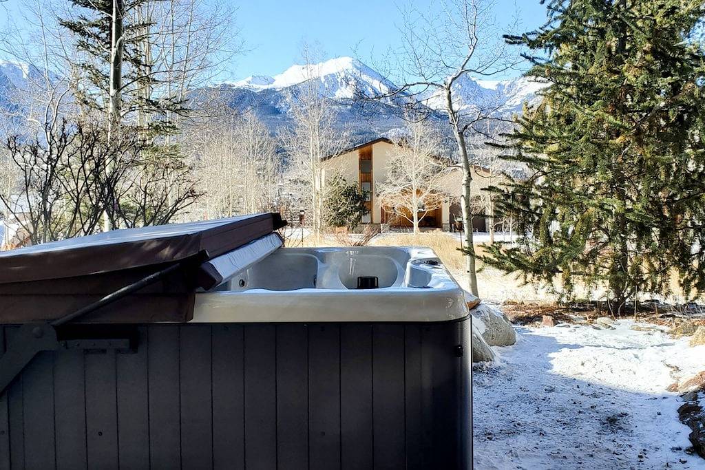 Expansive getaway with stunning views, hot tub & fast Wifi - dogs welcome in Silverthorne, Arapaho and Roosevelt National Forests