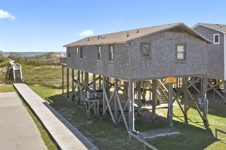 Vacation house for 10 people, with hot tub and yard as well as terrace, with pets - 1