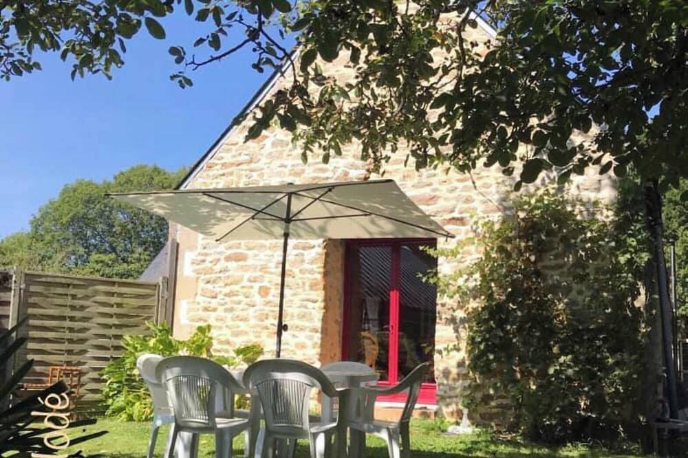 In the countryside, beaches just a few minutes away... in Plomeur, Quimper region