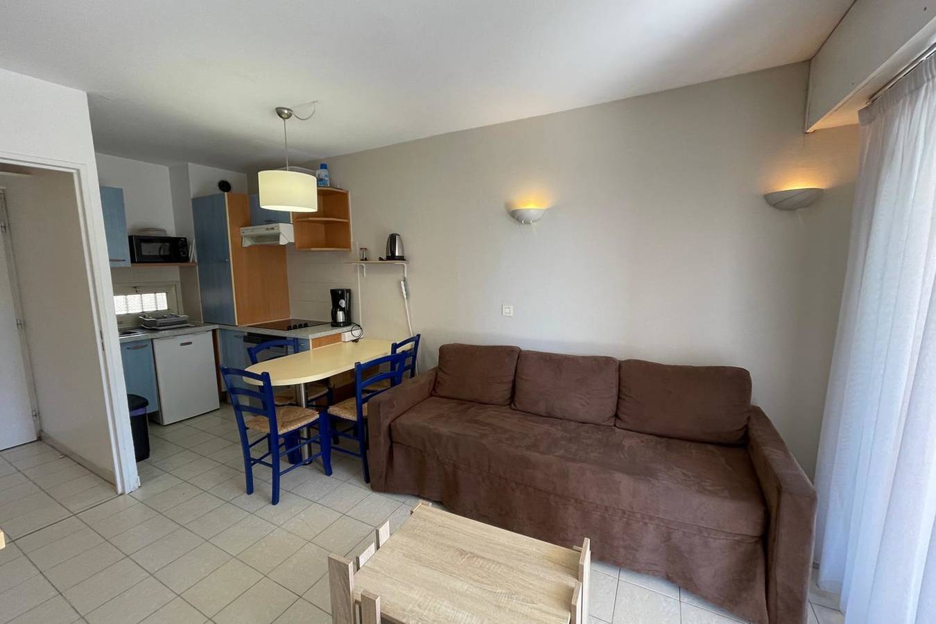 Hel leilighet, 1 bedroom apartment in a residence with a swimming pool and a parking spot in Golfe-Juan, Vallauris