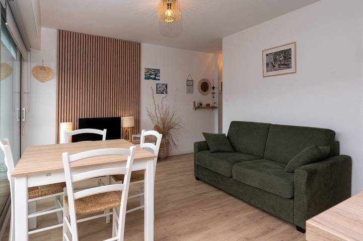 Entire apartment, Apartment 'Ty Soleil – Near the Sea' with Balcony and Wi-Fi in Carnac, Côte des Mégalithes