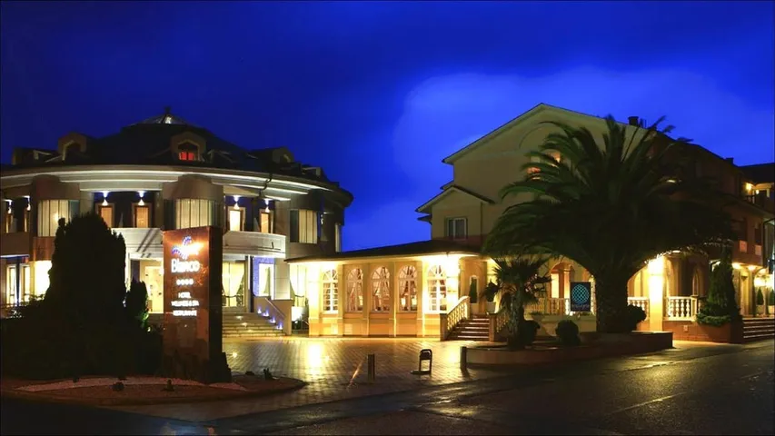 Hotel for 10 people, with terrace and garden - 1