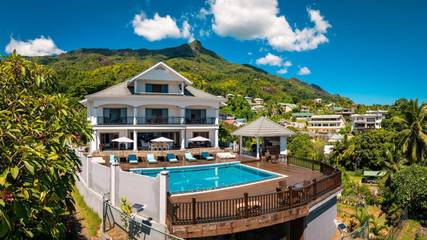Gîte pour 2 personnes, avec jardin ainsi que piscine et vue dans Beau Vallon