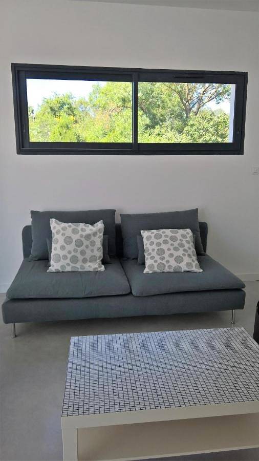 Location de vacances pour 6 personnes, avec vue ainsi que piscine et jardin à Verzeille - 4