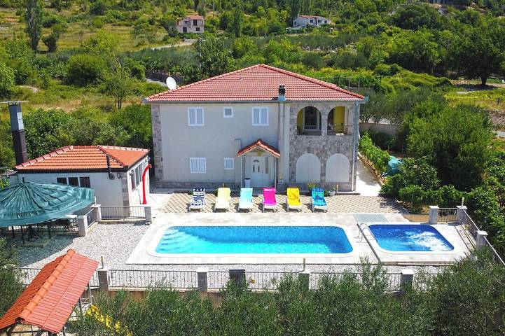 Ferienhaus für 10 Personen, mit Balkon und Garten sowie Whirlpool - 1
