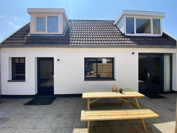 Huisje aan zee voor 5 personen, with terras and whirlpool as well as sauna in Waddeneilanden