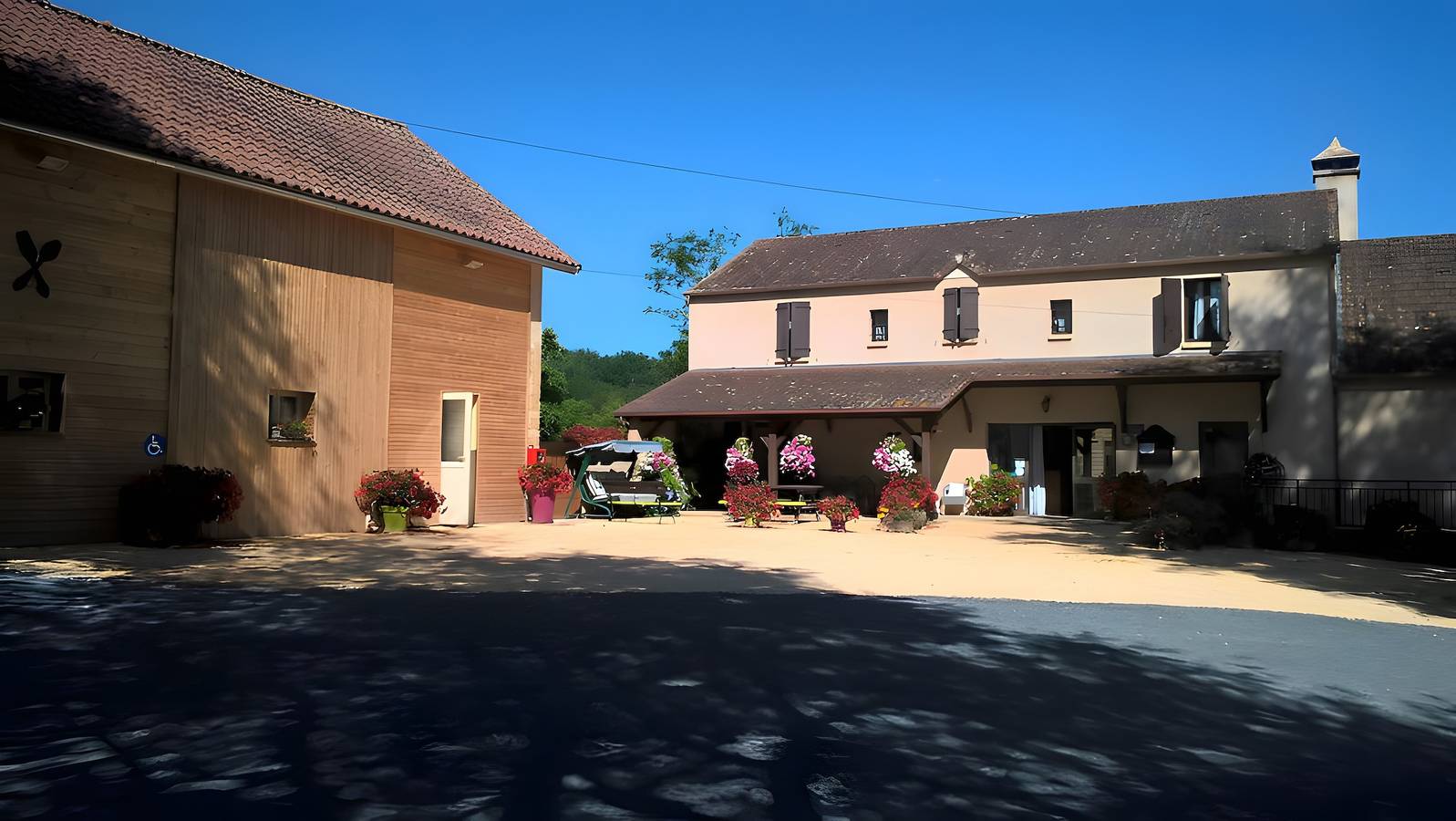 Chambres d’hôtes « Chambres Eglantier » avec terrasse et jardin partagés, Wi-Fi in Milhac, Quercy