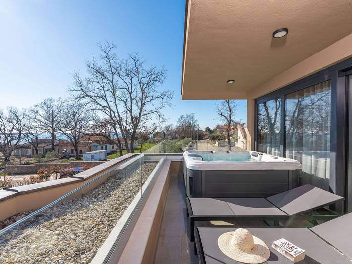 Ferienwohnung für 5 Personen, mit Balkon und Terrasse in Karigador