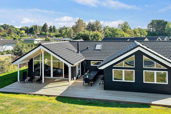 Ferienhaus für 14 Personen, mit Pool und Whirlpool sowie Sauna und Terrasse an der Kattegat Küste