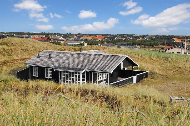 Ferieudlejning for 6 personer, med terrasse i Bjerregård