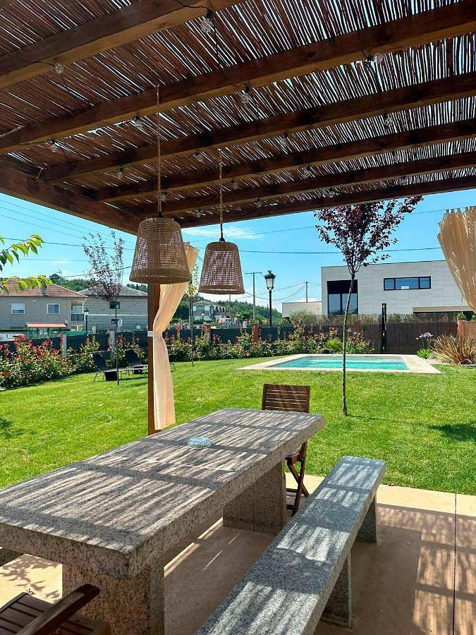 Casa para 10 personas, con vistas además de jardín y piscina en Comarca de Orense