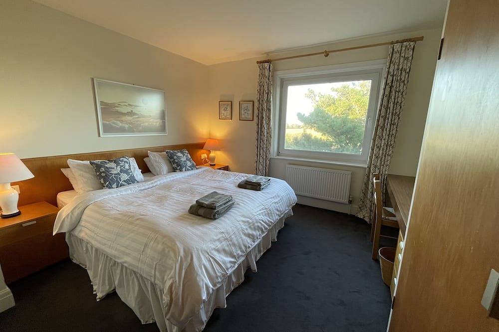 West Wittering Beach House. Direct beach access. in West Wittering Beach, West Wittering