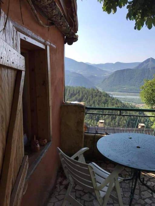 Maisonnette avec terrasse et vue imprenable in Théus, Région de Gap