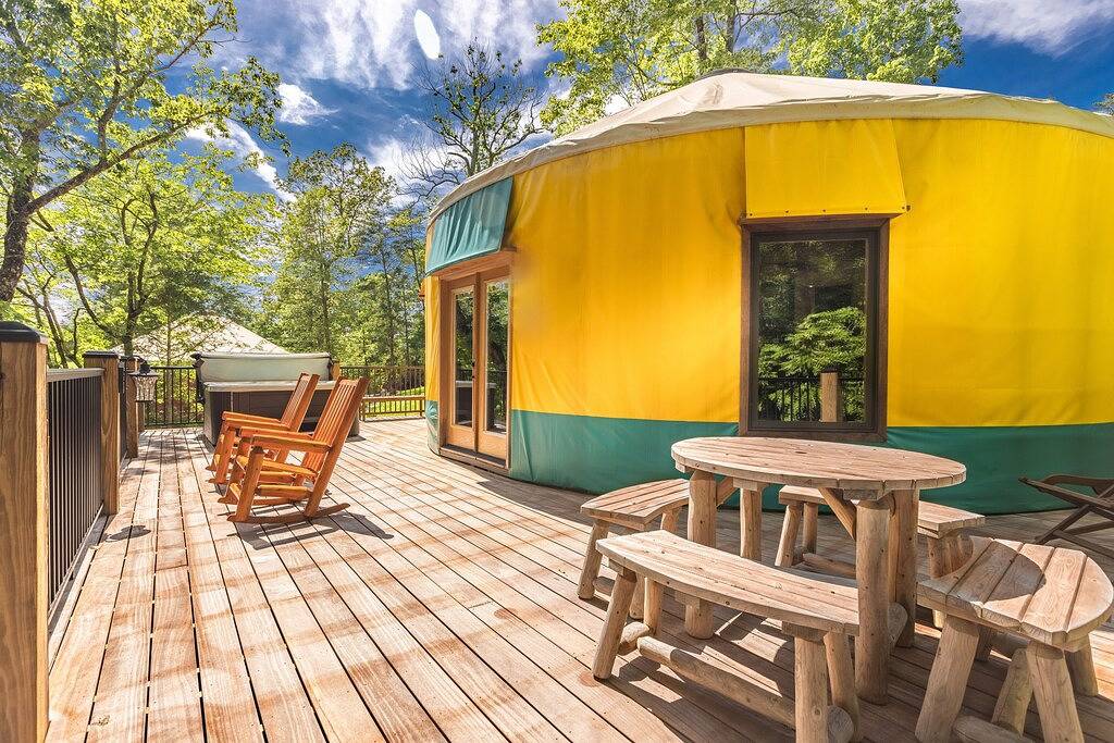 Comfy, Cozy, Luxury Yurt, Fun w/Private Hot Tub & Gas Grill, Large Deck in Pigeon Forge, Sevier County