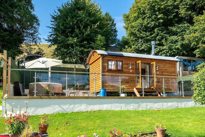 Log cabin for 2 people, with hot tub and garden in Hawkshead