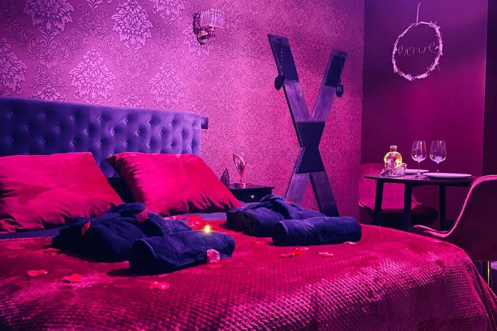 Appartement entier, Love Room Le Baroque / Jacuzzi / Sauna in Château-Landon, Seine-et-Marne