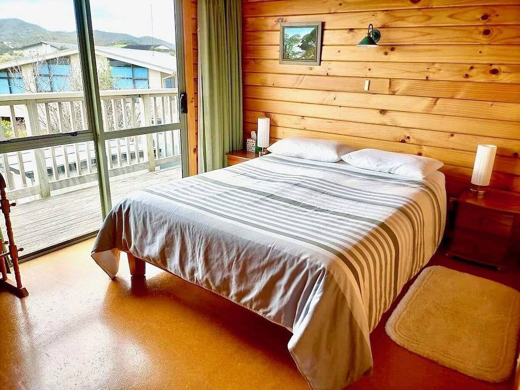 Die Bland Bay liegt direkt am Strand und bietet einen atemberaubenden Meerblick von der Sonnenterrasse in Whangarei District