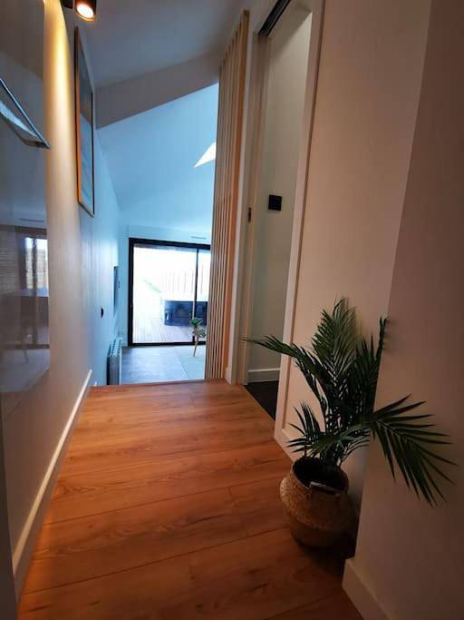 Location de vacances pour 2 personnes, avec vue ainsi que terrasse et jardin à Saint-Marcan - 3