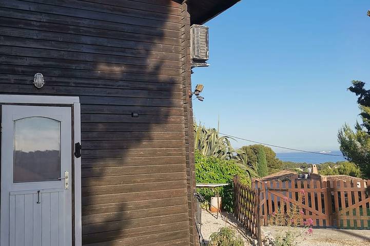 Typical, fully-equipped chalet on secure property with Mediterranean sea view. in Sausset-les-Pins, Costa mediterránea (Francia)