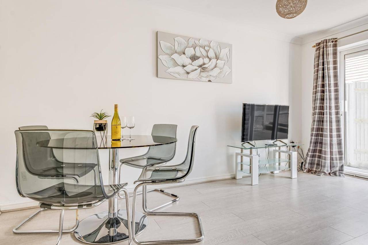 Entire apartment, Large 4 bed with free parking close to town centre fast Wifi and crisp hotel standard linen hosted by Our Home Short Stays in Bedford