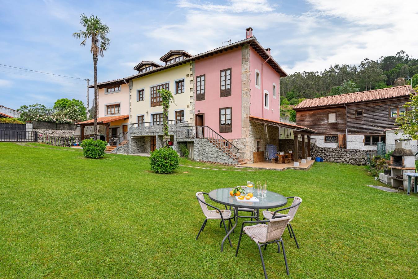Country House 'Casa Marcos' with Mountain View, Private Terrace and Wi-Fi in Andrín, Llanes