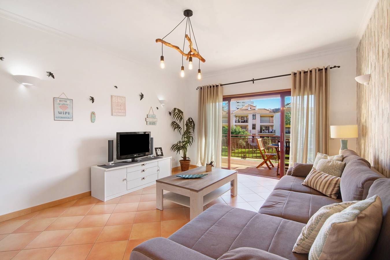 Ολόκληρο το διαμέρισμα, Apartment 'Cosy with Pool 1' with Shared Pool, Wi-Fi and Air Conditioning in Quarteira, Faro District